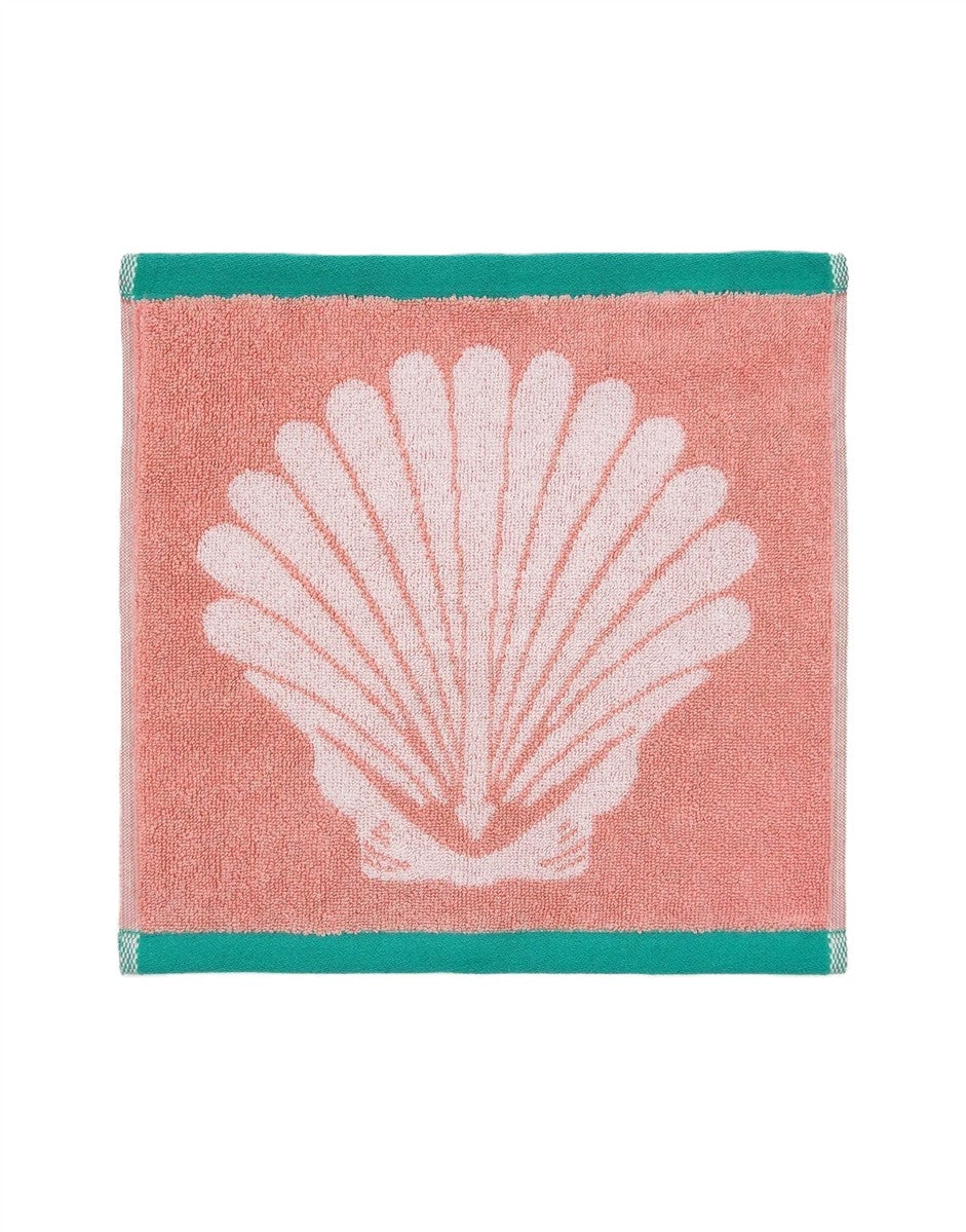 Shells Organic Cotton Waschlappen – korallenfarben mit weißer Muschel, türkisrandig, weißem Hintergrund – Gesichtspflege