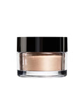 Silk Glow Powder Perihelion – durchsichtiger Glasbehälter mit schwarzem Deckel, roségoldenes Pulver, weißer Hintergrund – Make-up