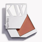 Kjaer Weis Cream Blush Desired Glow – silberne Dose mit braunem Rouge, weißem Hintergrund – Gesichts Make-up