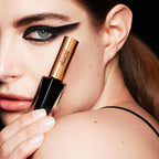 L'eye Liner von Le Rouge Français – schwarzer Tube mit goldfarbenem Deckel, dunklem Hintergrund – Augen-Make-up