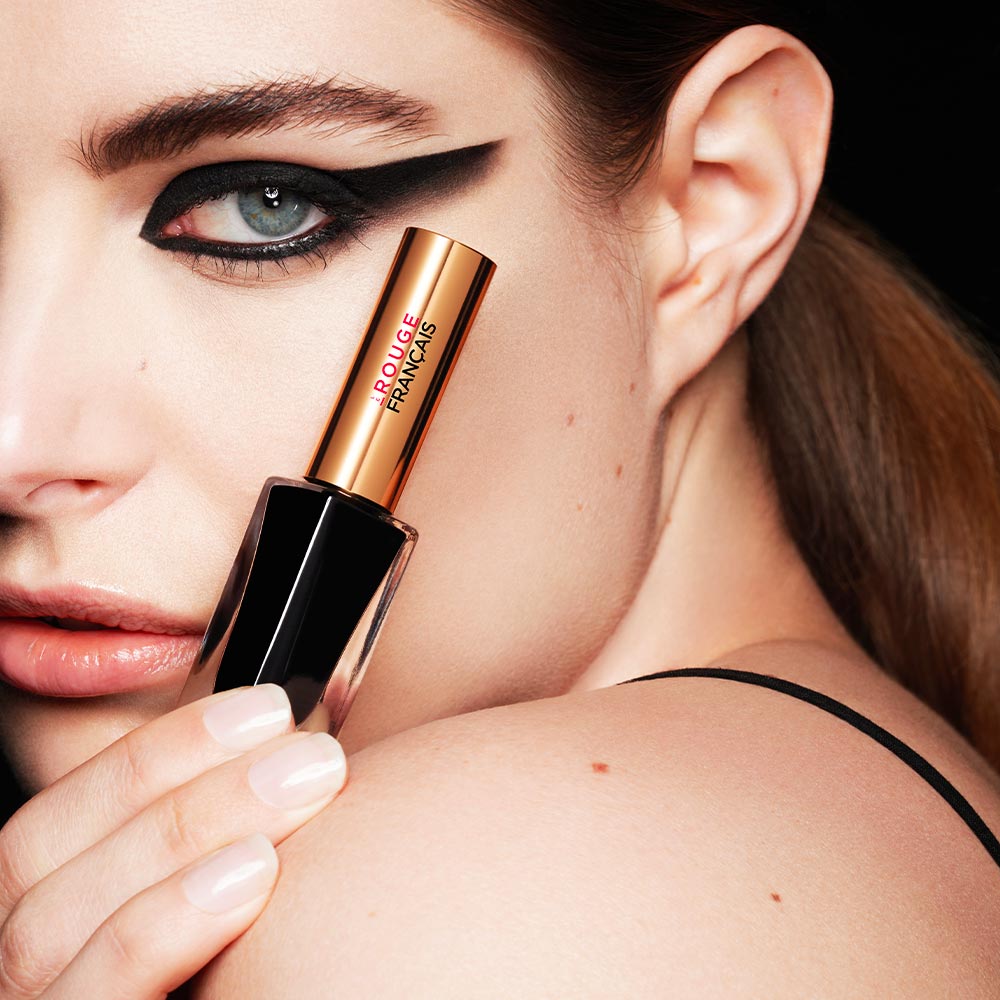L'eye Liner von Le Rouge Français – schwarzer Tube mit goldfarbenem Deckel, dunklem Hintergrund – Augen-Make-up