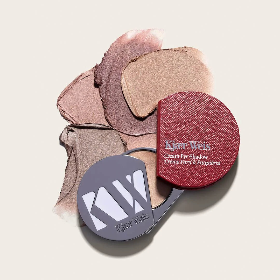 Kjaer Weis Cream Eye Shadow Refill – runder, roter Refill mit grauem Deckel, cremige Farbtextur auf beige Hintergrund – Augenmakeup
