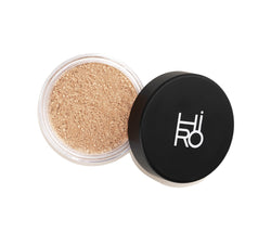 HiRO Mineral Foundation Soft Silk SPF 25 – durchsichtige Dose, schwarzer Deckel, weißer Hintergrund – Make-up