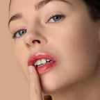 Le Gommage Lévres – Lippenpeeling mit rosafarbenen Partikeln, weicher Hintergrund – Lippenpflege