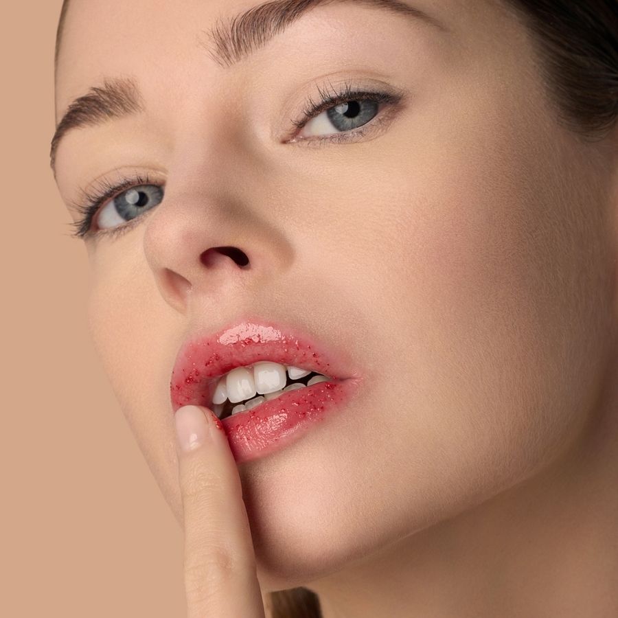 Le Gommage Lévres – Lippenpeeling mit rosafarbenen Partikeln, weicher Hintergrund – Lippenpflege