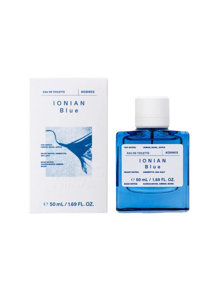 Korres Ionian Blue Eau de Toilette, blaue Sprühflasche mit weißem Verschluss vor weißem Hintergrund, Parfum