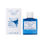 Korres Ionian Blue Eau de Toilette in blauem Glasflakon mit weißem Verschluss auf weißem Hintergrund, Parfüm