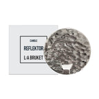 L:A Bruket Candle Reflektor, silberner Metallreflektor mit Hammerschlag-Optik auf weißem Hintergrund, Wohnaccessoire.