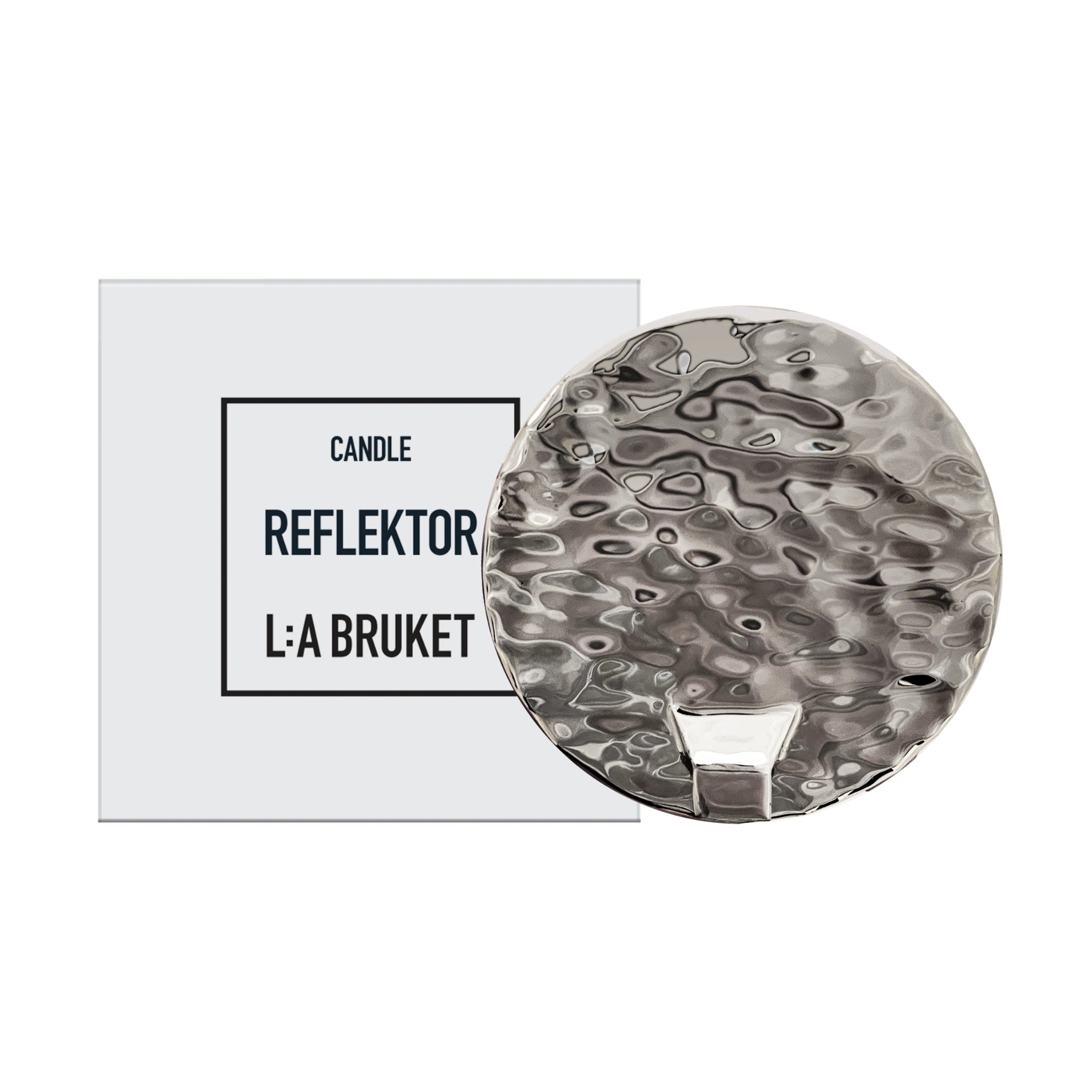 L:A Bruket Candle Reflektor, silberner Metallreflektor mit Hammerschlag-Optik auf weißem Hintergrund, Wohnaccessoire.