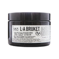 L:A Bruket No. 063 Sea Salt Scrub in schwarzem Glastiegel mit schwarzem Deckel auf weißem Grund, Körperpflege