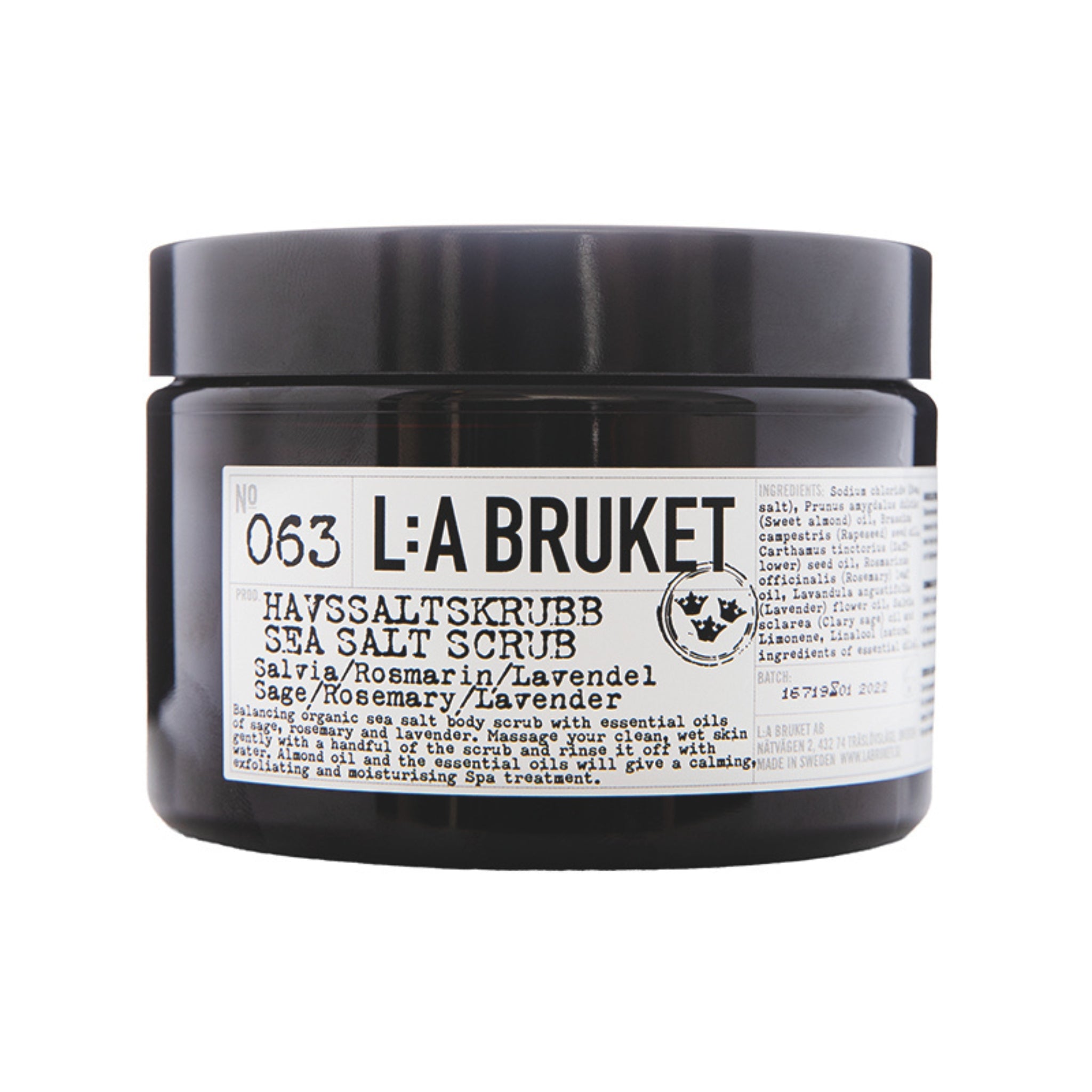L:A Bruket No. 063 Sea Salt Scrub in schwarzem Glastiegel mit schwarzem Deckel auf weißem Grund, Körperpflege