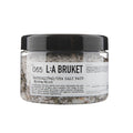 L:A Bruket No. 065 Sea Salt Bath Mint im durchsichtigen Glastiegel mit schwarzem Deckel auf weißem Grund, Körperpflege
