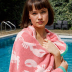 Lobster Pink Organic Cotton Badelaken in Rosa mit Hummer-Motiv am Pool, Strandtuch für den Sommer