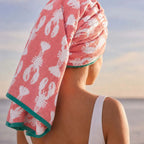 Lobster Pink Organic Cotton Bath Towel in rosa mit Hummer-Motiv auf dem Kopf, Badzubehör