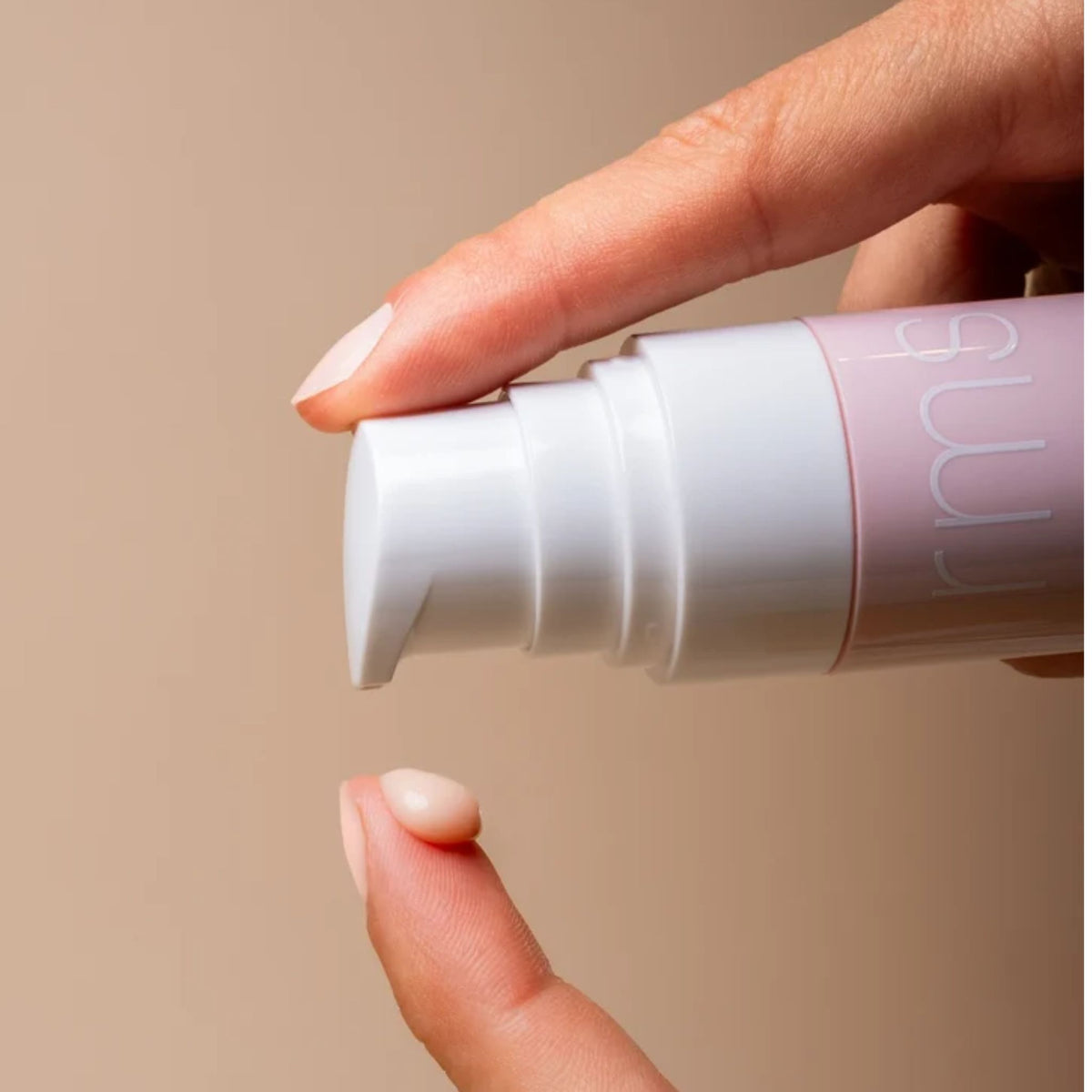 rms beauty Re" Evolve Radiance Locking Primer in einer rosa Flasche mit weißem Pumpspender für die Hautpflege.