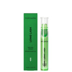 Mádara Long Lash Peptid-Wimpernserum: Grüne Kartonverpackung und eine passende Flasche mit transparentem Verschluss, 4,6 ml.
