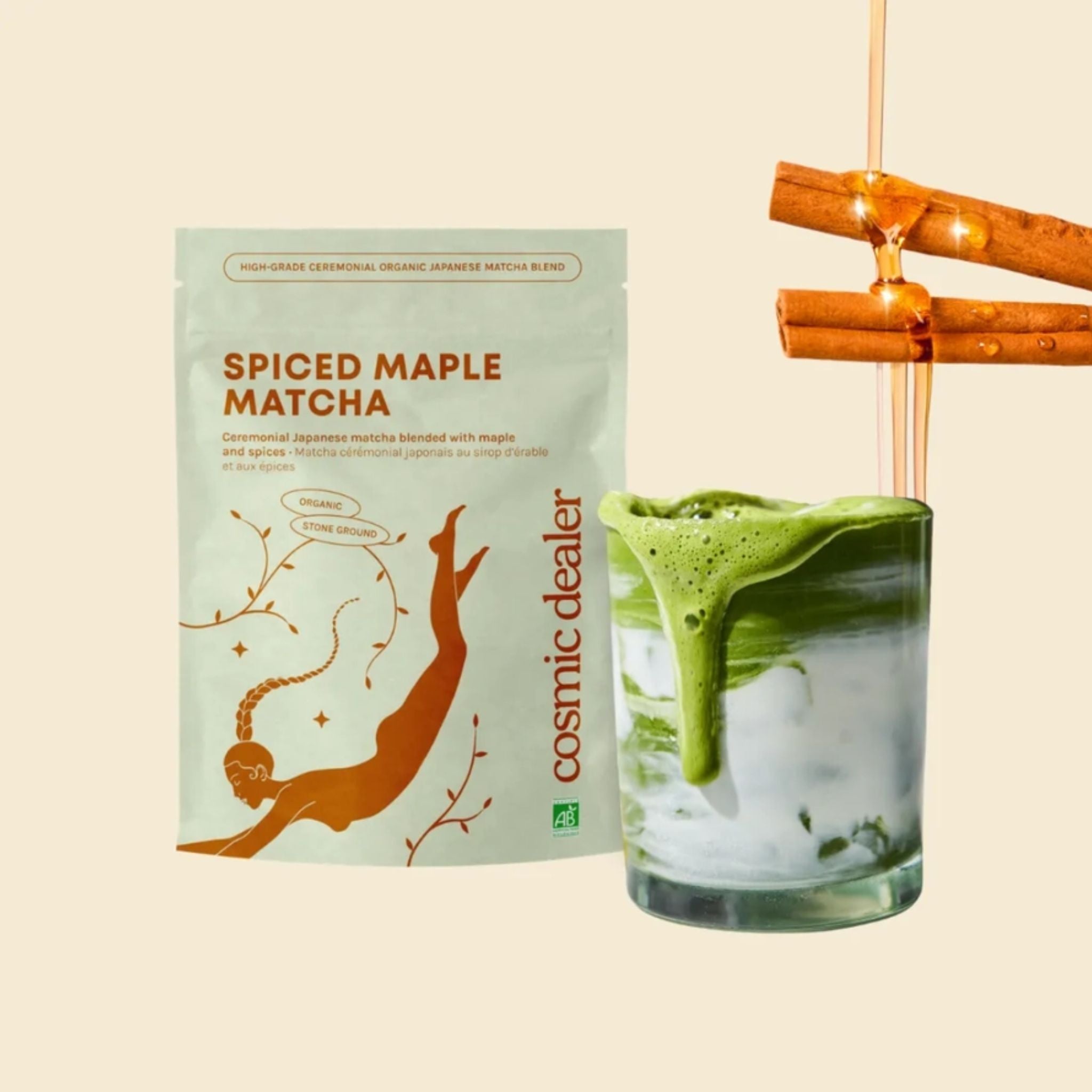 Cosmic Dealer Spiced Maple Matcha in hellgrüner Beutelverpackung auf beigem Hintergrund, Superfood Getränk