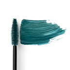 Long Lasting Mascara Limited Edition petrol mit Wimpernbürste und Farbstrichen auf weißem Hintergrund, Augen MAKEUP.
