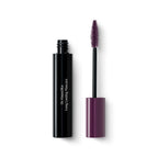 Dr. Hauschka Long Lasting Mascara Limited Edition Plum in schwarzer Tube mit lila Bürste auf weißem Grund, Make-up.