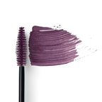 Long Lasting Mascara Limited Edition Plum: Pflaumenfarbene Mascara-Bürste mit Farbauftrag auf weißem Hintergrund.