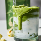 Popcorn Matcha grüner Tee in einem Glas mit weißem Hintergrund, Wellnessgetränk
