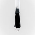 Uv Gloss Top Coat Pinsel mit glänzendem Lacktropfen auf weißem Hintergrund, Nagelpflege