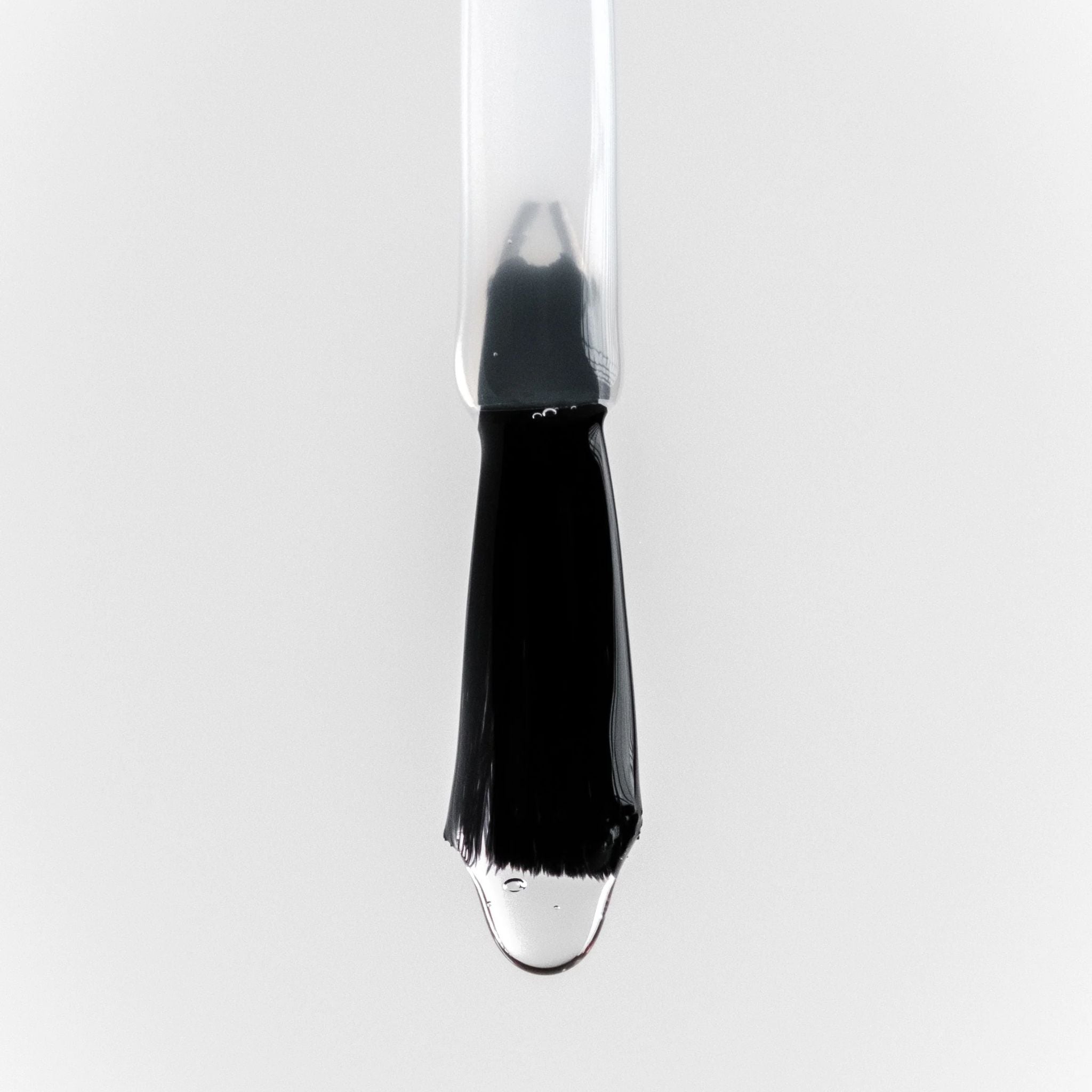 Uv Gloss Top Coat Pinsel mit glänzendem Lacktropfen auf weißem Hintergrund, Nagelpflege