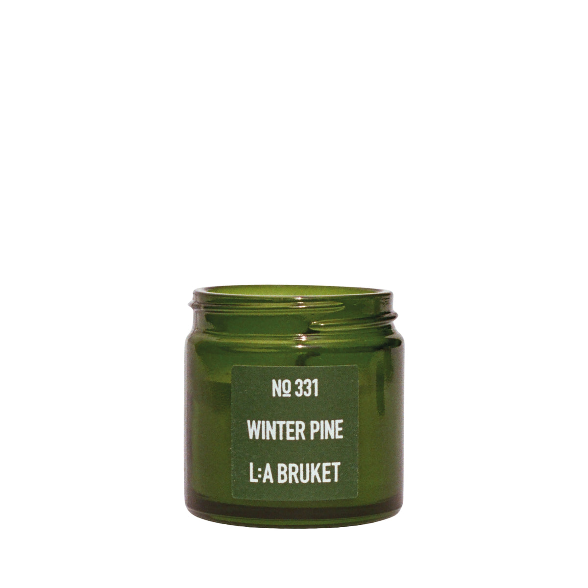 L:A Bruket No. 331 Winter Pine Kerze in einem grünen Glastiegel ohne Deckel vor weißem Hintergrund.