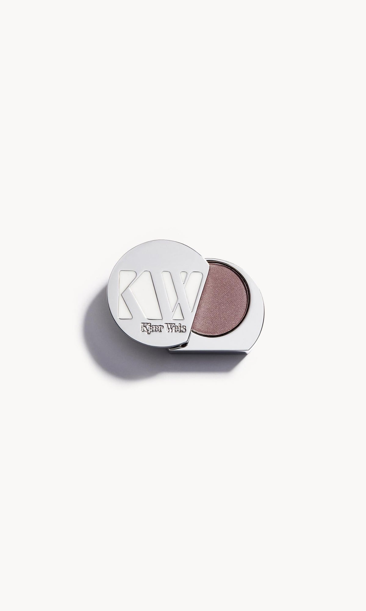 Kjaer Weis Eye Shadow Refill, Lidschatten-Nachfüllung in silberner Metallverpackung, geöffnet.