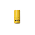 Mádara XOXO Lippenbalsam in einem gelben Stick auf weißem Hintergrund.